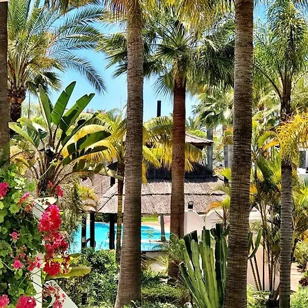 Beachside Luxury 2 Bedroom Apartment, Puerto Banus 마르베야