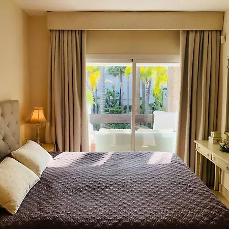 Beachside Luxury 2 Bedroom Apartment, Puerto Banus 아파트 마르베야