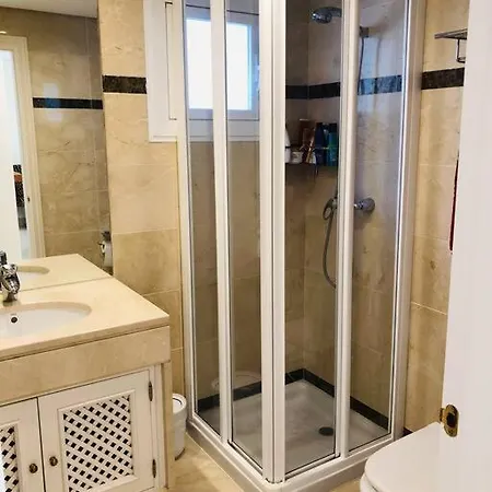 Beachside Luxury 2 Bedroom Apartment, Puerto Banus 아파트