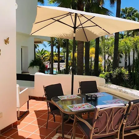 Beachside Luxury 2 Bedroom Apartment, Puerto Banus * 마르베야