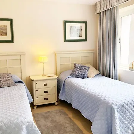 Beachside Luxury 2 Bedroom Apartment, Puerto Banus 마르베야