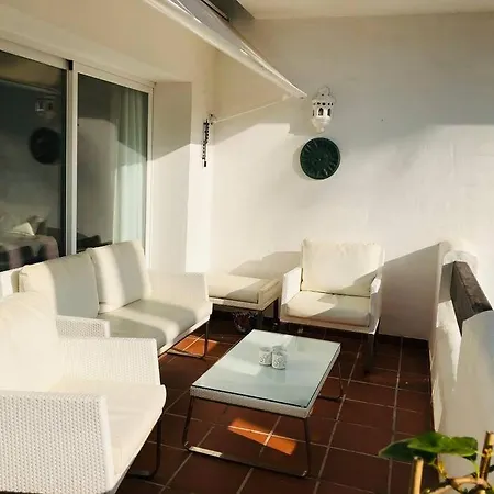 Beachside Luxury 2 Bedroom Apartment, Puerto Banus 마르베야