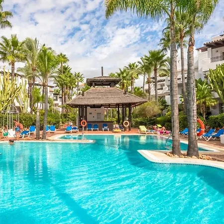 Beachside Luxury 2 Bedroom Apartment, Puerto Banus 아파트 *