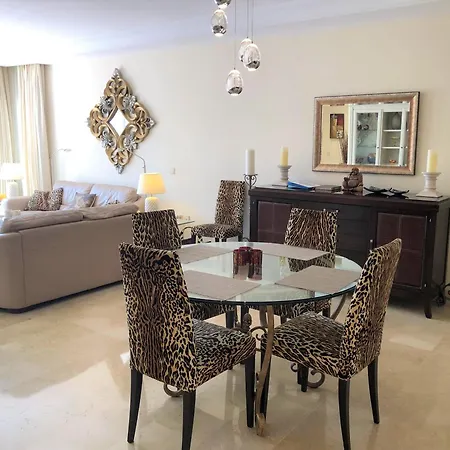 Beachside Luxury 2 Bedroom Apartment, Puerto Banus 마르베야