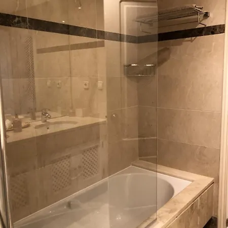 Beachside Luxury 2 Bedroom Apartment, Puerto Banus 마르베야